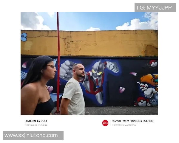 巴西足球明星在街头与粉丝亲密互动拍照留念瞬间