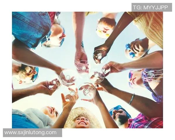 足球明星举杯庆祝瞬间展现团结与激情的完美时刻 足球明星举杯庆祝瞬间展现团结与激情的完美时刻