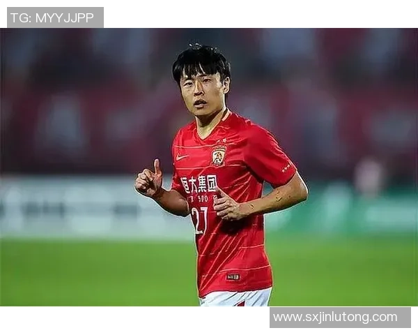 足球明星在逆境中泪流满面展现真实情感与坚韧不拔的奋斗精神