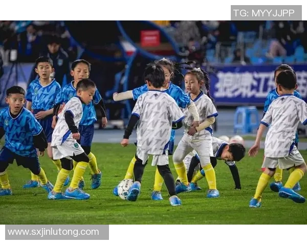 足球明星的魅力与霸气女孩的完美结合展现青春活力与梦想追逐 足球明星的魅力与霸气女孩的完美结合展现青春活力与梦想追逐